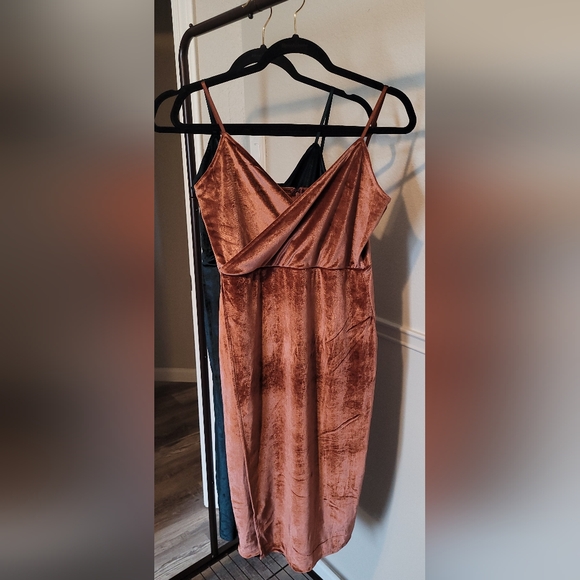 Lulu's Rusty Rose Gold Velvet Wrap Spaghetti Strap Midi Dress Women's Medium - Picture 3 of 10
